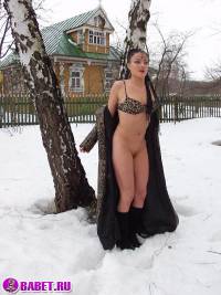 порно фотосессия Голая брюнетка шарится по снегу фото-22.йпг