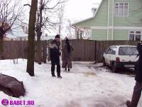 порно фотосессия Голая брюнетка шарится по снегу фото-2.йпг