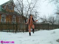 порно фотосессия Голая брюнетка шарится по снегу фото-43.йпг