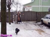 порно фотосессия Голая брюнетка шарится по снегу фото-5.йпг