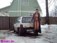 порно фотосессия Голая брюнетка шарится по снегу фото-8.йпг