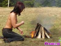 порно фотосессия Три пиздёнки греются у костра dll213009.jpg