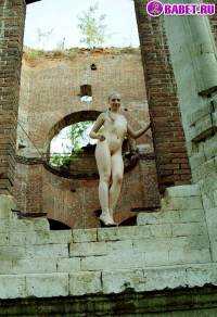 порно фотосессия Две голые писюхи ходят в парке фото-110.йпг