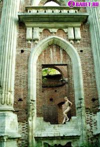 порно фотосессия Две голые писюхи ходят в парке фото-118.йпг