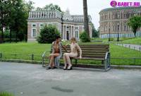 порно фотосессия Две голые писюхи ходят в парке фото-11.йпг