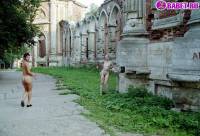 порно фотосессия Две голые писюхи ходят в парке фото-121.йпг