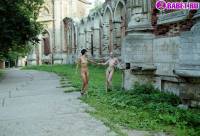 порно фотосессия Две голые писюхи ходят в парке фото-126.йпг