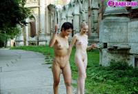 порно фотосессия Две голые писюхи ходят в парке фото-133.йпг