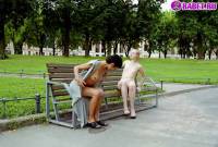 порно фотосессия Две голые писюхи ходят в парке фото-13.йпг