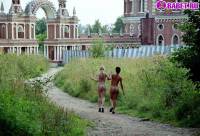 порно фотосессия Две голые писюхи ходят в парке фото-146.йпг