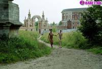 порно фотосессия Две голые писюхи ходят в парке фото-151.йпг