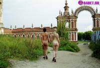порно фотосессия Две голые писюхи ходят в парке фото-160.йпг