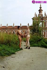 порно фотосессия Две голые писюхи ходят в парке фото-163.йпг