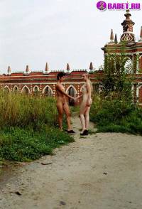 порно фотосессия Две голые писюхи ходят в парке фото-164.йпг