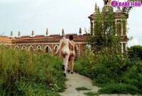 порно фотосессия Две голые писюхи ходят в парке фото-167.йпг