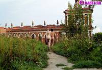 порно фотосессия Две голые писюхи ходят в парке фото-169.йпг