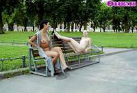 порно фотосессия Две голые писюхи ходят в парке фото-16.йпг