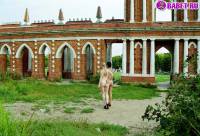 порно фотосессия Две голые писюхи ходят в парке фото-174.йпг