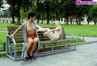 порно фотосессия Две голые писюхи ходят в парке фото-17.йпг