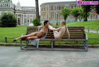 порно фотосессия Две голые писюхи ходят в парке фото-21.йпг