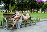 порно фотосессия Две голые писюхи ходят в парке фото-24.йпг