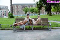 порно фотосессия Две голые писюхи ходят в парке фото-26.йпг