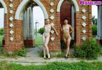 порно фотосессия Две голые писюхи ходят в парке фото-30.йпг