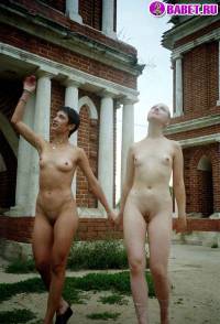 порно фотосессия Две голые писюхи ходят в парке фото-49.йпг