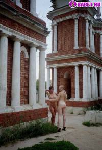 порно фотосессия Две голые писюхи ходят в парке фото-57.йпг