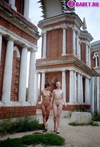 порно фотосессия Две голые писюхи ходят в парке фото-59.йпг