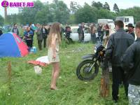 порно фотосессия Тёлка села голою пиздой на мотоцикл biker477001.jpg