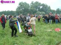 порно фотосессия Тёлка села голою пиздой на мотоцикл biker477004.jpg