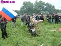 порно фотосессия Тёлка села голою пиздой на мотоцикл biker477005.jpg