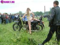 порно фотосессия Тёлка села голою пиздой на мотоцикл biker477009.jpg