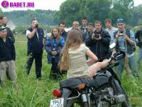 порно фотосессия Тёлка села голою пиздой на мотоцикл biker477013.jpg