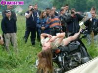 порно фотосессия Тёлка села голою пиздой на мотоцикл biker477014.jpg