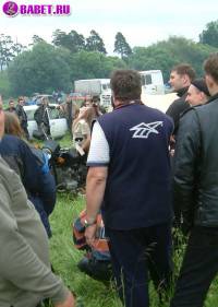 порно фотосессия Тёлка села голою пиздой на мотоцикл biker477025.jpg