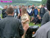 порно фотосессия Тёлка села голою пиздой на мотоцикл biker477026.jpg