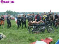 порно фотосессия Тёлка села голою пиздой на мотоцикл biker477034.jpg