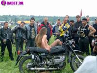порно фотосессия Тёлка села голою пиздой на мотоцикл biker477036.jpg