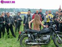 порно фотосессия Тёлка села голою пиздой на мотоцикл biker477039.jpg