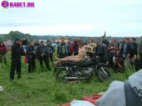 порно фотосессия Тёлка села голою пиздой на мотоцикл biker477041.jpg