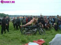 порно фотосессия Тёлка села голою пиздой на мотоцикл biker477042.jpg