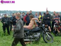 порно фотосессия Тёлка села голою пиздой на мотоцикл biker477043.jpg