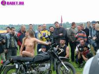 порно фотосессия Тёлка села голою пиздой на мотоцикл biker477044.jpg