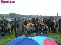 порно фотосессия Тёлка села голою пиздой на мотоцикл biker477047.jpg