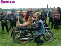 порно фотосессия Тёлка села голою пиздой на мотоцикл biker477050.jpg
