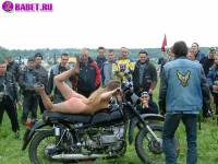порно фотосессия Тёлка села голою пиздой на мотоцикл biker477051.jpg