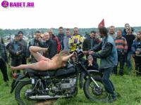 порно фотосессия Тёлка села голою пиздой на мотоцикл biker477052.jpg