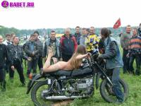 порно фотосессия Тёлка села голою пиздой на мотоцикл biker477053.jpg